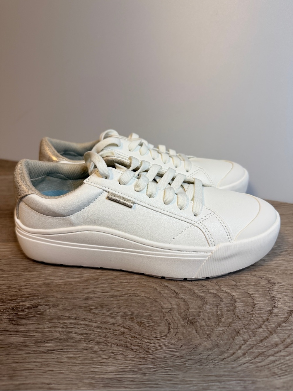 Dr. Scholl's Time Off Platform Sneaker white and gold metallic